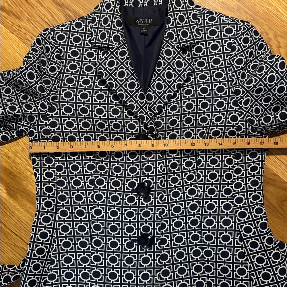 Women’s Kasper 3-button belted suit coat, size 6 - Picture 6 of 7